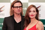 Brad Pitt không thể rời mắt khỏi Angelina