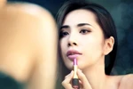Thủy Tiên làm điệu trước gương