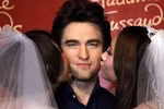 Tượng sáp Robert Pattinson "bị" 2 cô dâu Thượng Hải hôn