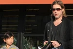Pax Thiên cưỡi môtô cùng Brad Pitt
