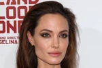 Angelina căng thẳng với cảnh nóng trong phim đầu tay