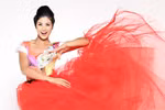 Hoa hậu Ngọc Hân tung váy đỏ đón năm 2013