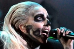 Lady Gaga hóa trang thành quỷ