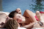 Selena - Justin quấn quýt bên hồ bơi