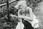 Ngẩn ngơ ngắm Marilyn Monroe chơi đùa với "bạn thân"