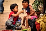 Tình bạn chân thành 2 cậu bé chấn động lòng trắc ẩn dân mạng
