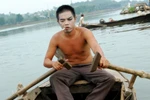 Thái Hòa mặt trắng rã, cởi trần bơi thuyền trên sông