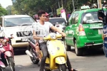 Vĩnh Thụy đi xe máy vô tư 'quên' mũ bảo hiểm
