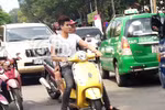 Vĩnh Thụy đi xe máy vô tư 'quên' mũ bảo hiểm