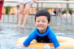 Con trai Jennifer Phạm nghịch ngợm ở hồ bơi