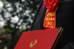 Giáo sư, phó giáo sư ở Việt Nam được hưởng những quyền lợi gì?
