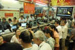 Giá vàng “rơi thẳng đứng”, không nên mua bán theo đám đông