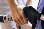 Doanh nghiệp xăng dầu “kêu” lỗ, đề nghị tăng giá