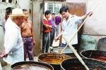 Đáng sợ kỹ nghệ tái chế dầu ăn, lẩu, bánh bao ở Trung Quốc