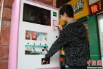 Trung Quốc: Đặt máy phát bao cao su tự động cho sinh viên