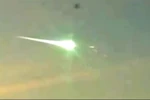 Video: Vật thể không xác định đâm xuyên thiên thạch trên bầu trời Ural