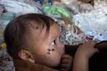 Ảnh: Trung Quốc biến rác thải thành đồ chơi, trẻ em "lãnh đạn"
