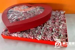 Dùng tiền mặt gấp 999 đóa hồng cầu hôn vì bố mẹ bạn gái thách