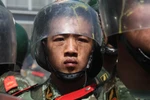 Cảnh sát Trung Quốc dàn hàng hứng trứng thối, chai lọ ném vào mặt