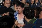Đắm phà: Người nhà nạn nhân tấn công Cục phó Cảnh sát biển Hàn Quốc