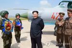 Tại sao ông Kim Jong-un không còn đeo huy hiệu in hình ông nội và cha?