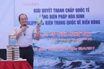 Về chỉ trích ông Duterte nhượng 1 nửa vùng đặc quyền kinh tế cho Trung Quốc