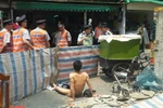 Dân phòng cưỡng chế dỡ sạp hàng, chủ sạp khỏa thân chống đối
