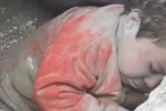 Video: Tay không giải cứu em bé Syria bị chôn vùi trong đống đổ nát