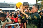  Video: Hải quân Philippines điều chiến hạm sơ tán dân khỏi Tacloban