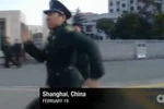 Video: Lính Trung Quốc rượt đuổi phóng viên CNN "quay trộm" ổ hacker 