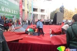 Sinh viên nhảy sập sân khấu vì điệu Gangnam Style