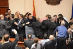 Nhóm Nghị sĩ đối lập túm cổ, bao vây Chủ tịch Quốc hội Macedonia