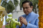 Thủ tướng Thái Lan dùng nước thánh và phong thủy cầu may