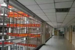 Trường điểm biến thành "nhà tù", rào kín ngăn học sinh tự tử