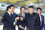 Vợ chồng Kim Jong-un tuyển nữ nhân viên an ninh hộ tống