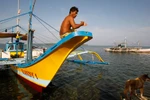 Trung Quốc "xua đuổi" tàu cá Philippines khỏi Scarborough