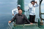 Ảnh: Kim Jong-un cưỡi tàu ngầm rỉ sét "made in China" ra biển