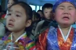 Video: Trẻ em Triều Tiên òa khóc khi nhận kẹo "sinh nhật Kim Jong-un"