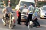 3 cảnh sát giao thông đánh hội đồng một lái xe taxi