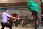 Cảnh sát Trung Quốc "phát minh" vợt cá, thần xoa bắt tội phạm