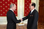 Putin gửi kỷ niệm chương cho Kim Jong-un
