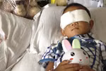  Cậu bé Trung Quốc bị cướp mất đôi mắt đã được phẫu thuật lắp mắt giả