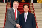 "Việt Nam sắp ký FTA với EU, TPP với Hoa Kỳ, Trung Quốc luống cuống"