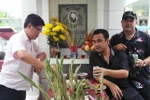 Phước Sang, Quyền Linh, Tuấn Anh thăm mộ Lê Công Tuấn Anh 