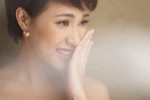 Ngẩn ngơ thấy Uyên Linh cười e lệ, lấy tay che miệng