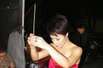 Uyên Linh... thắp hương vái tứ phương
