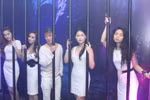 Đàm Vĩnh Hưng đội mưa đến buổi họp báo ma quái của Dương Triệu Vũ