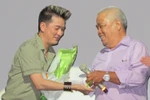 Mr Đàm tặng 70 triệu đồng cho nghệ sĩ già đón Tết