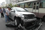 TP.HCM: Xế hộp gây tai nạn liên hoàn, 3 xe máy nát như sắt vụn