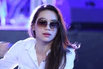 Hồ Ngọc Hà đeo kính râm đi tập hát